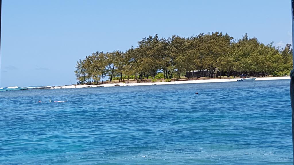 Chez Johnny - Blue Bay Hotel Bagian luar foto