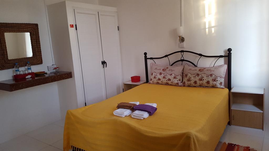 Chez Johnny - Blue Bay Hotel Bagian luar foto