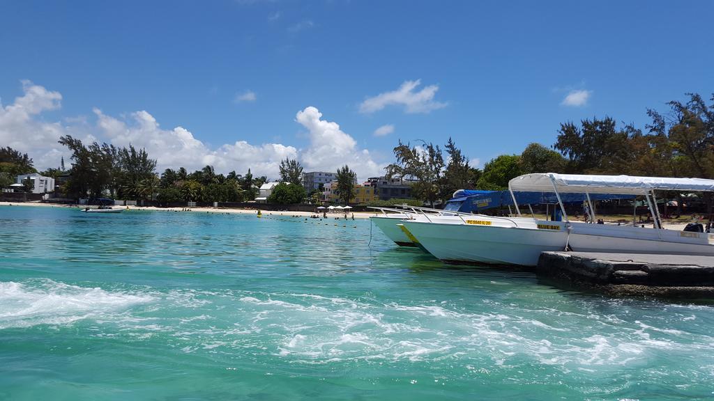 Chez Johnny - Blue Bay Hotel Bagian luar foto