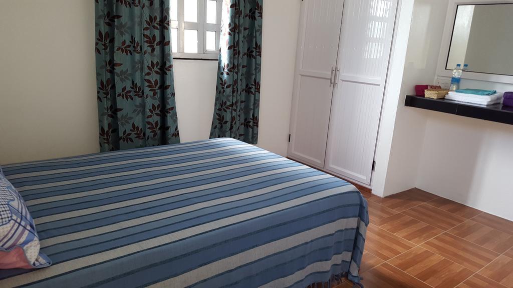 Chez Johnny - Blue Bay Hotel Bagian luar foto