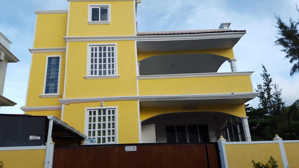 Chez Johnny - Blue Bay Hotel Bagian luar foto