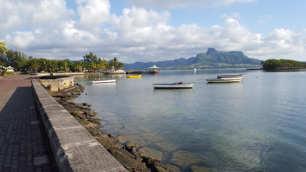 Chez Johnny - Blue Bay Hotel Bagian luar foto