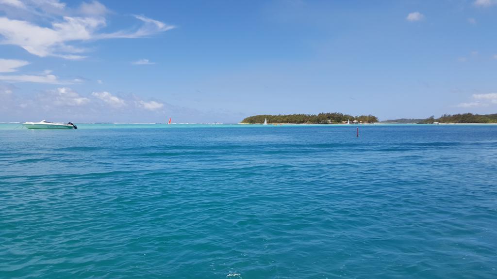 Chez Johnny - Blue Bay Hotel Bagian luar foto