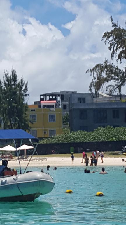 Chez Johnny - Blue Bay Hotel Bagian luar foto
